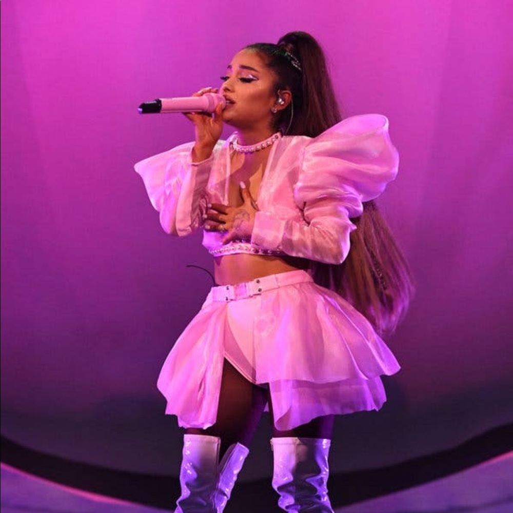 LOOKING FOR THIS OUTFIT !